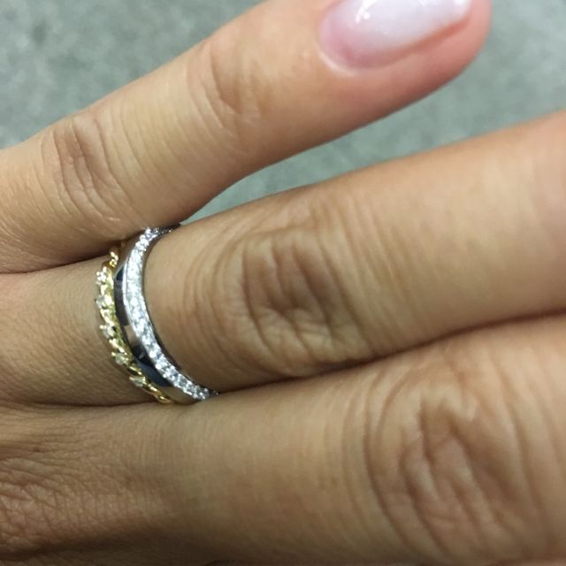 【アトリエ ルブエ 石の花の口コミ】 ・人と違う指輪が欲しかった
・色々なブランドを見てもしっくりくるものが…