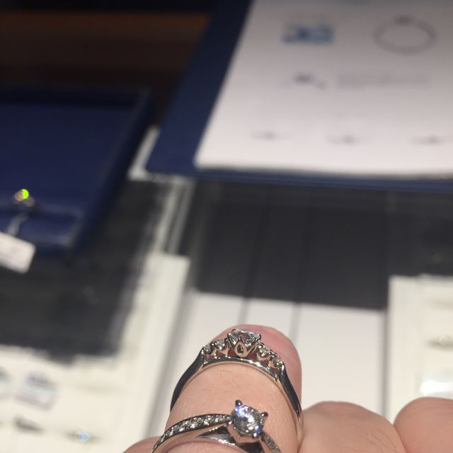 【銀座ダイヤモンドシライシの口コミ】 何店舗か回ってデザインと価格で決めました。
シライシさんはセミオーダー…