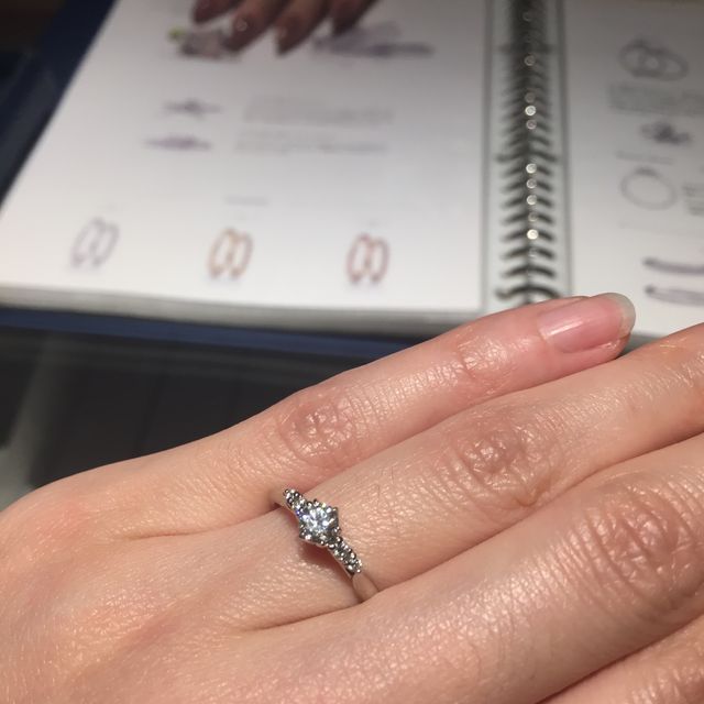 【銀座ダイヤモンドシライシの口コミ】 何店舗か回ってデザインと価格で決めました。
シライシさんはセミオーダー…