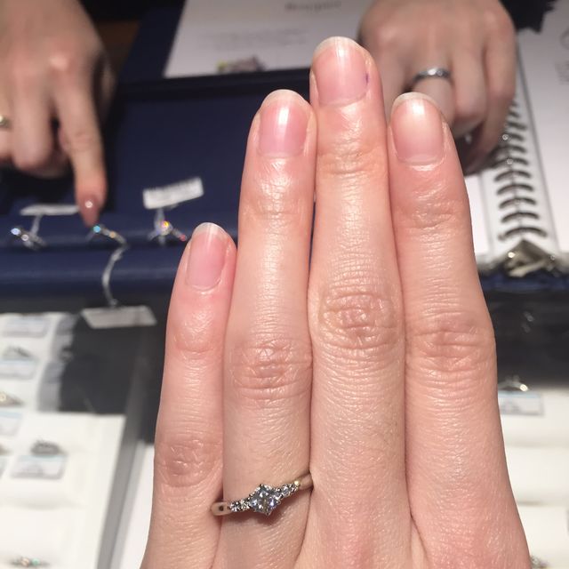 【銀座ダイヤモンドシライシの口コミ】 何店舗か回ってデザインと価格で決めました。
シライシさんはセミオーダー…