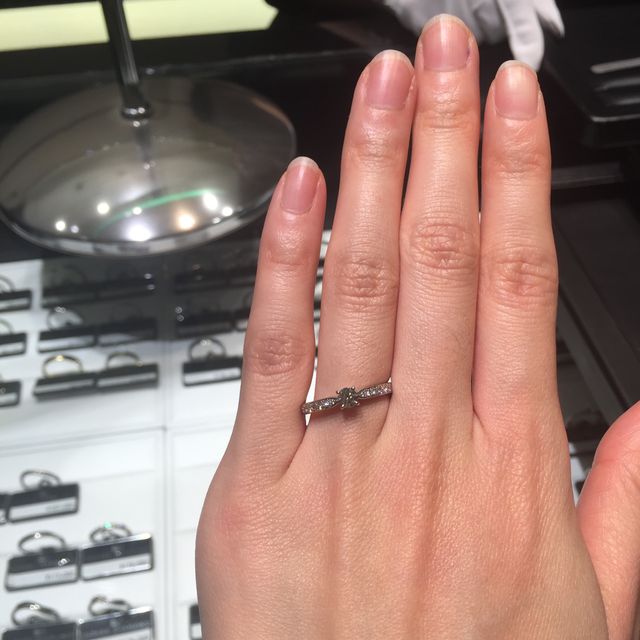 【ラザール ダイヤモンド(LAZARE DIAMOND)の口コミ】 パヴェタイプの華やかな指輪です。
結局パヴェ 部分のダイヤが外れてしま…