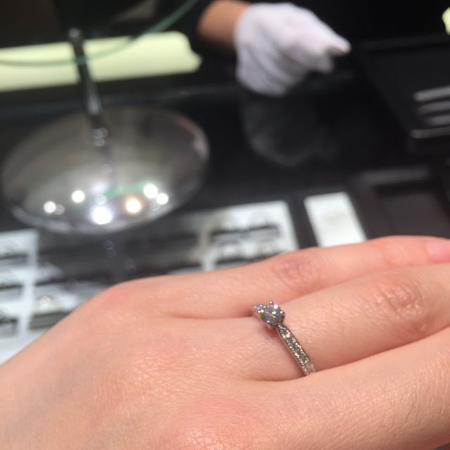 【ラザール ダイヤモンド(LAZARE DIAMOND)の口コミ】 パヴェタイプの華やかな指輪です。
結局パヴェ 部分のダイヤが外れてしま…