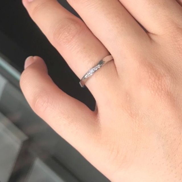 【TOMOE(トモエ)の口コミ】 なだらかなウェーブのラインが上品できれいな印象のリングです。素材はプ…