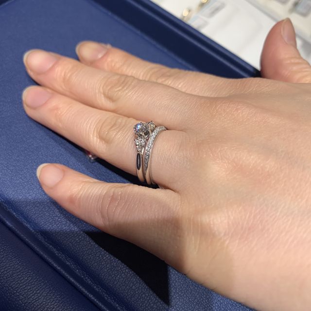 【銀座ダイヤモンドシライシの口コミ】 結婚指輪のリングはストレートですが、カーブしているようなデザインで、…