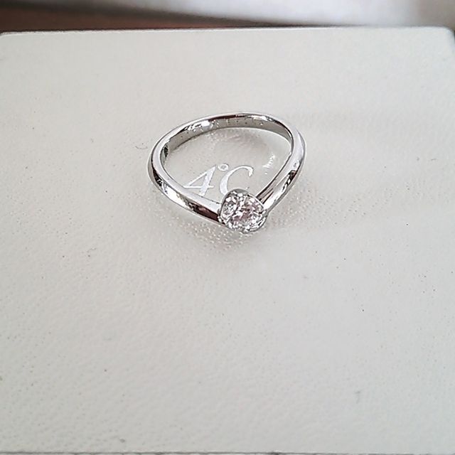 【4℃ BRIDAL(ヨンドシーブライダル)の口コミ】 指輪の形が真っすぐではなく、少しVの形に作られているので、指に装着した…
