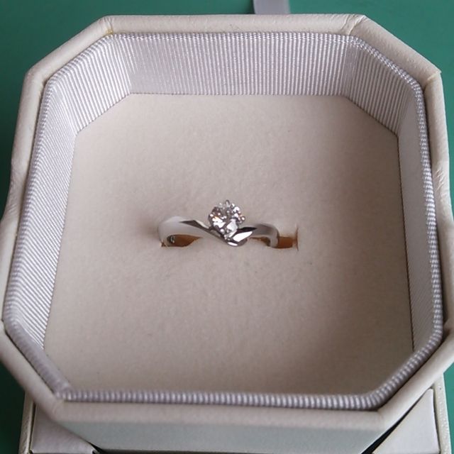 【4℃ BRIDAL(ヨンドシーブライダル)の口コミ】 指輪の形が真っすぐではなく、少しVの形に作られているので、指に装着した…