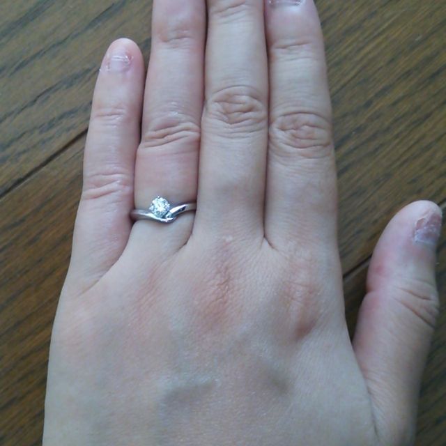 【4℃ BRIDAL(ヨンドシーブライダル)の口コミ】 指輪の形が真っすぐではなく、少しVの形に作られているので、指に装着した…