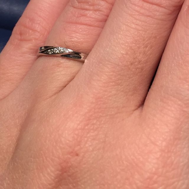 【銀座ダイヤモンドシライシの口コミ】 かなりシンプルなものと思っていましたが、意外とダイヤの存在感があって…