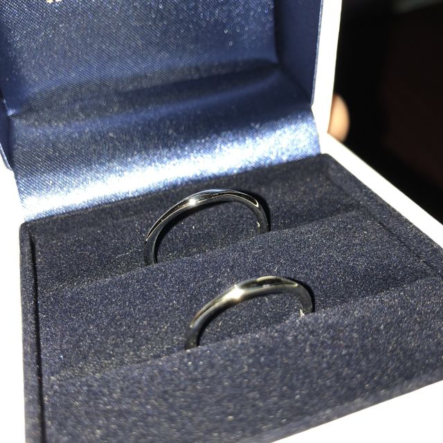 【HOSHI no SUNA 星の砂(ほしのすな)の口コミ】 2人の手に似合っていました。とても可愛くて、美しく、価格も文句無く、2…