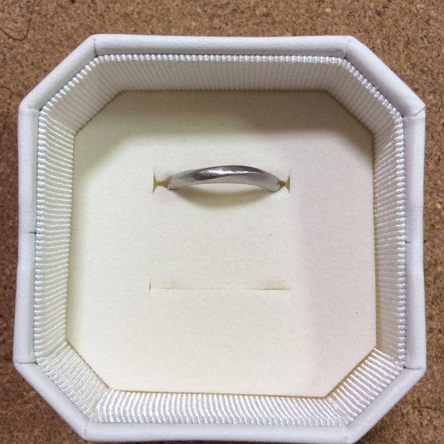 【4℃ BRIDAL(ヨンドシーブライダル)の口コミ】 価格が予算と合っていたこと。ただの輪っかではなく少し捻れているデザイ…