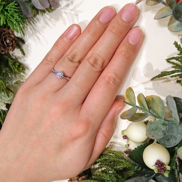 【ラザール ダイヤモンド(LAZARE DIAMOND)の口コミ】 キラキラは好きだけれど、派手すぎずシンプル目なデザインの指輪を探して…