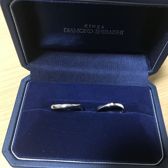 【銀座ダイヤモンドシライシの口コミ】 指にはめた時にカーブが綺麗で、一番しっくりきました。シンプルなものを…