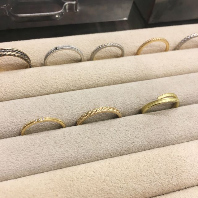 【Fuligoshed(フーリゴシェド)の口コミ】 鍛造造りでミルのデザインが繊細なアラウンドミルリングを試着しに伺いま…