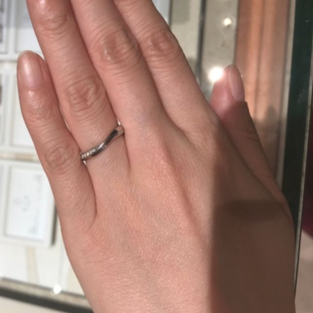 【俄(にわか)の口コミ】 シャープな印象のカーブのラインが特徴的なリングであり、シンプルであり…