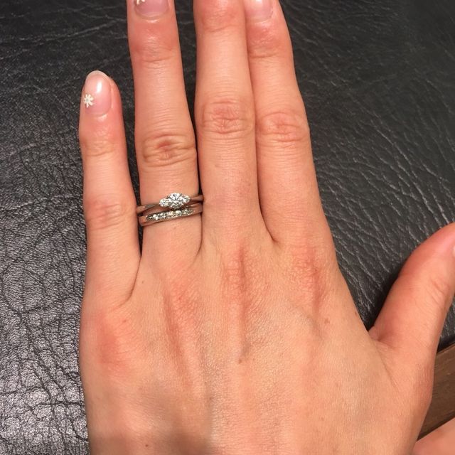 【ラザール ダイヤモンド【取扱店販売】の口コミ】 婚約指輪は、普段でも結婚指輪と重ねづけしたいなと考えていました。お店…