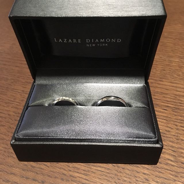 【ラザール ダイヤモンド【取扱店販売】の口コミ】 主人はプラチナで丈夫なところに惹かれていました。デザインは私の指輪の…