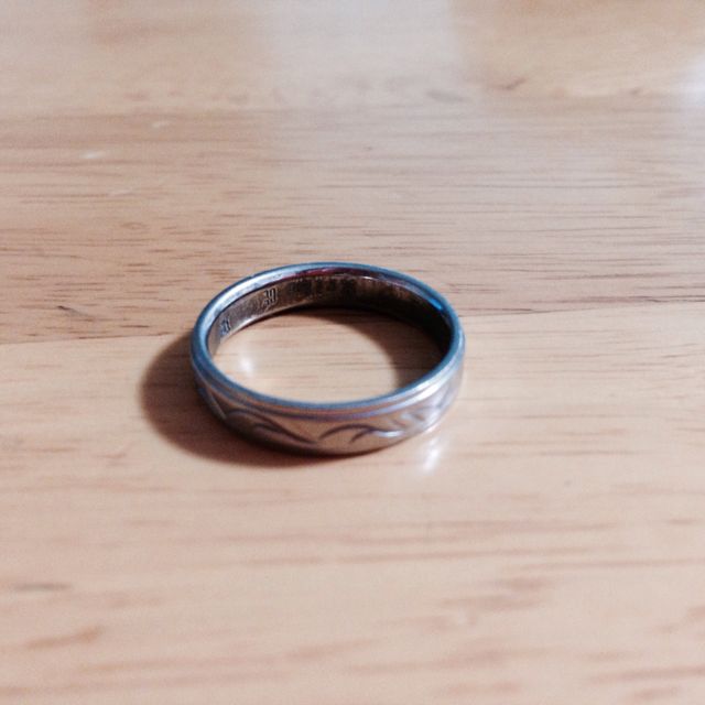 【CHARMY(チャーミー)の口コミ】 大きなダイヤがないシンプルかつ細すぎない、プラチナでオリジナルな指輪…