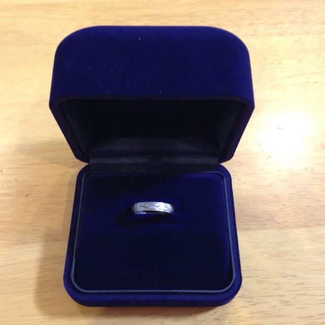 【CHARMY(チャーミー)の口コミ】 大きなダイヤがないシンプルかつ細すぎない、プラチナでオリジナルな指輪…