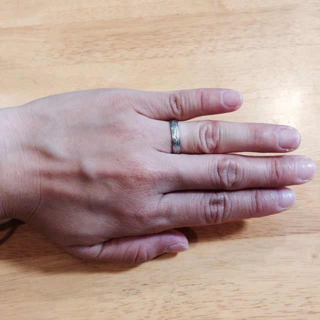 【CHARMY(チャーミー)の口コミ】 大きなダイヤがないシンプルかつ細すぎない、プラチナでオリジナルな指輪…