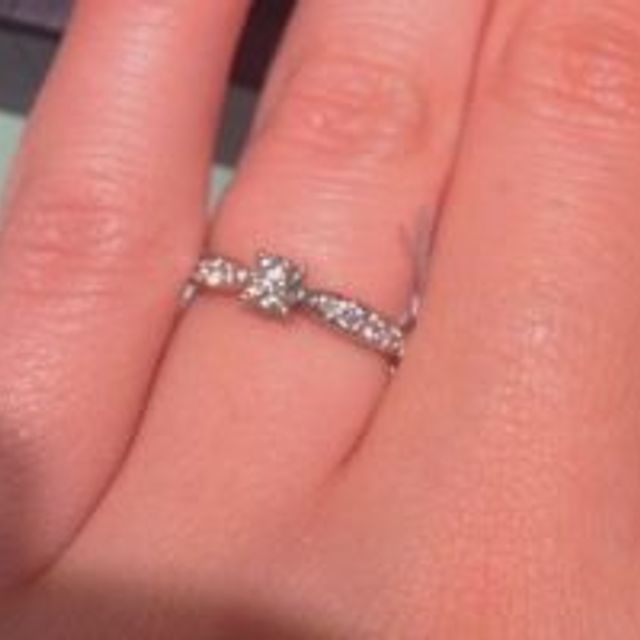 【ティファニー(Tiffany & Co.)の口コミ】 一粒ダイヤがとても綺麗で華やかさがあります。ダイヤモンドが低めにセッ…