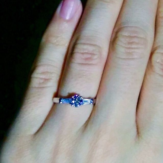 【銀座ダイヤモンドシライシの口コミ】 メレダイヤが四角い、珍しいデザインに一目惚れ。それに、クリスマスフェ…