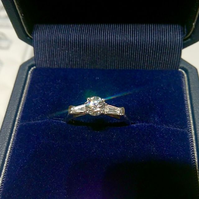 【銀座ダイヤモンドシライシの口コミ】 メレダイヤが四角い、珍しいデザインに一目惚れ。それに、クリスマスフェ…