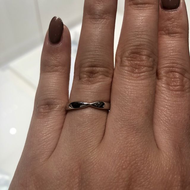 【ティファニー(Tiffany & Co.)の口コミ】 検討したのはハーモニーのダイヤなしのものでした。指にしっくりくるデザ…