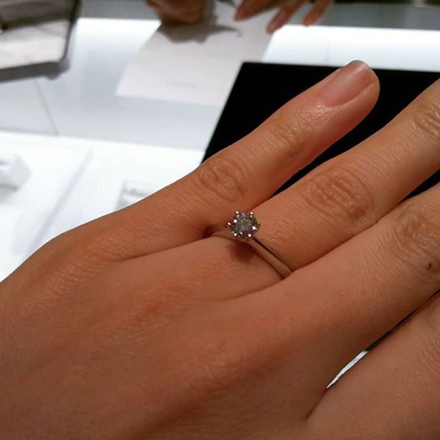 【ティファニー(Tiffany & Co.)の口コミ】 ティファニーのシンプルな形のものを試着しました。ストレートなリングに…
