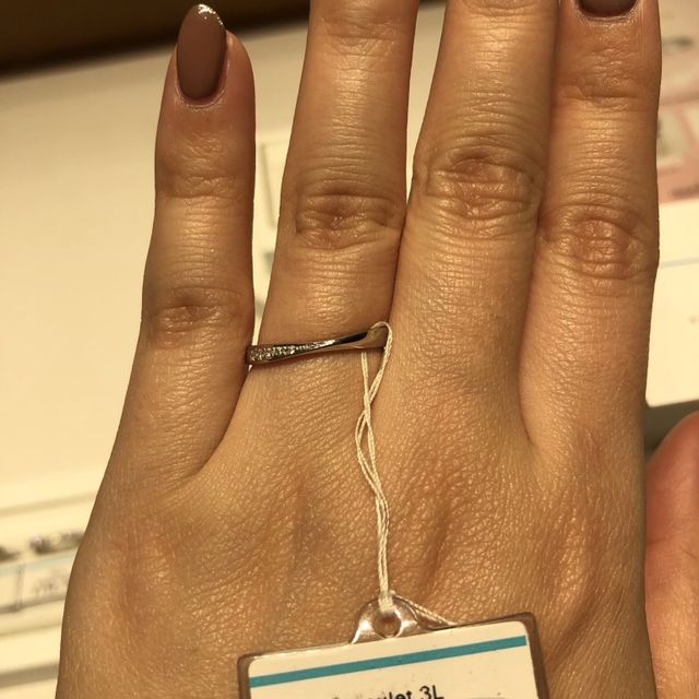 【銀座ダイヤモンドシライシの口コミ】 華奢なデザインで指を綺麗に見せてくれました。ダイヤの入り方もおしゃれ…