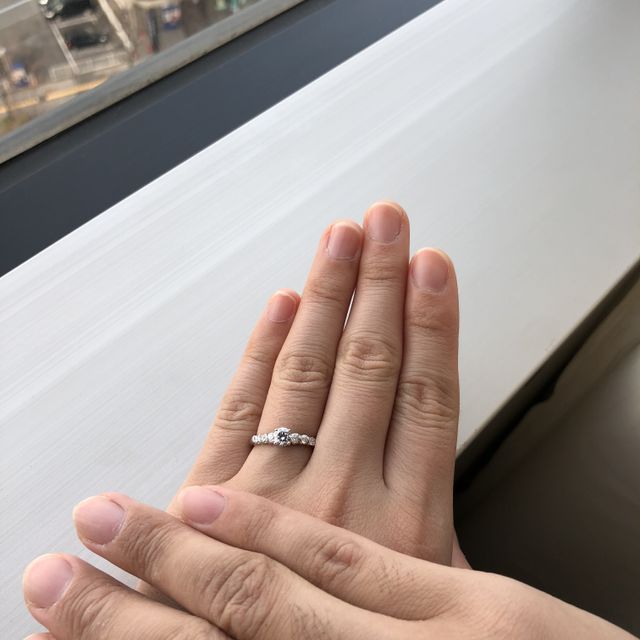 【GALA JEWELRY(ガラジュエリー)の口コミ】 デザインがとても良かったところです。ダイヤのサイズも大きく、周りのメ…