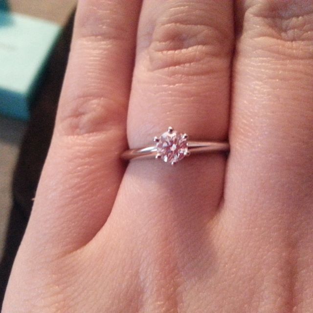 【ティファニー(Tiffany & Co.)の口コミ】 昔からティファニーの婚約指輪にあこがれがあり、彼もティファニーで、と…