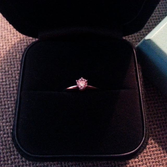 【ティファニー(Tiffany & Co.)の口コミ】 昔からティファニーの婚約指輪にあこがれがあり、彼もティファニーで、と…