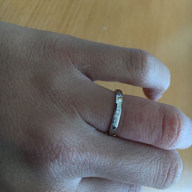 【アイプリモ(I-PRIMO)の口コミ】 指輪の幅の大きさもちょうどよく、ダイヤが5個入ってるのにも関わらず、結…