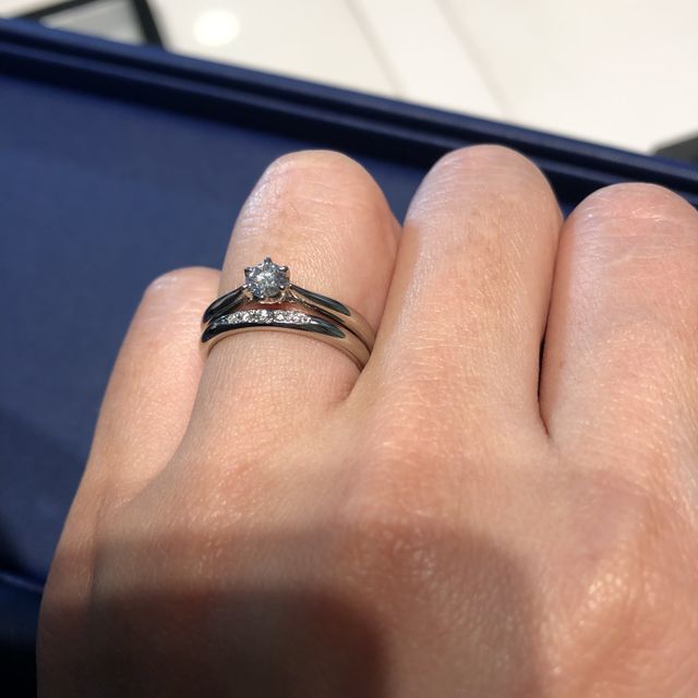 【銀座ダイヤモンドシライシの口コミ】 ストレートタイプの形が指の形にあっていて、綺麗に見えると思いました。…