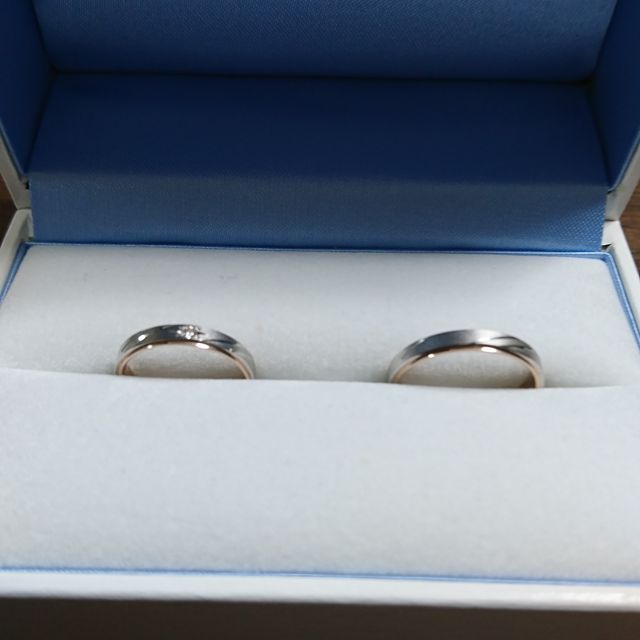 【GALA JEWELRY(ガラジュエリー)の口コミ】 女性用のダイヤ部分のカットがオシャレで気に入りました。
もともとイエロ…