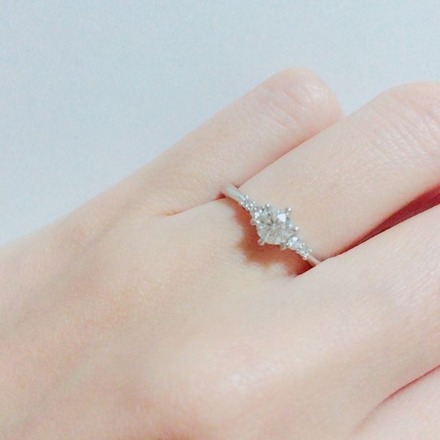 【アイプリモ(I-PRIMO)の口コミ】 シンプルなストレートラインなところと、普通の一粒ではなくサイドにメレ…