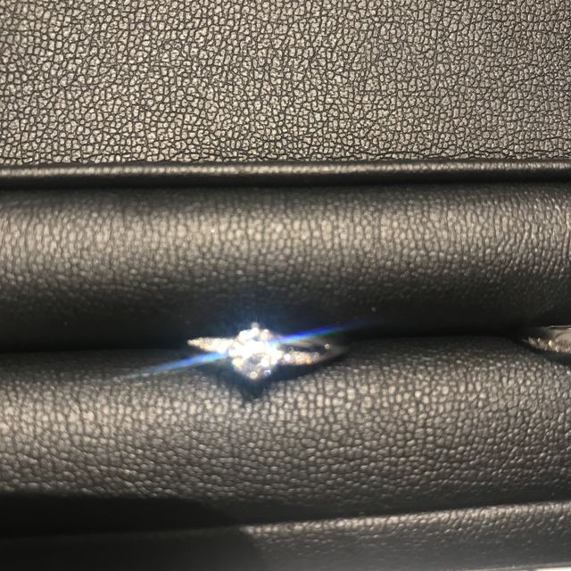 【エクセルコダイヤモンド(EXELCO DIAMOND)の口コミ】 セットリングで付けた時のデザインが気に入りました。
ダイヤモンドにも拘…