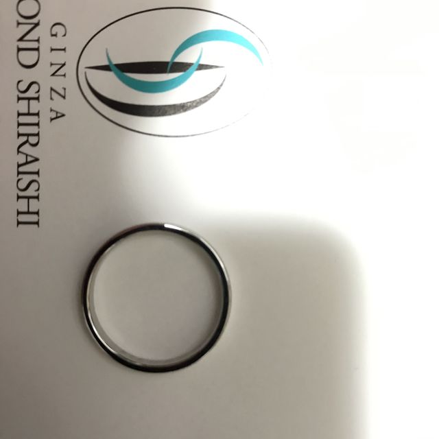 【銀座ダイヤモンドシライシの口コミ】 結婚指輪は派手ではなく、シンプルなデザインの指輪を探していました。
正…