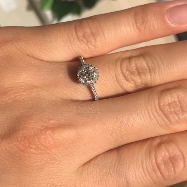 【CHARMY(チャーミー)の口コミ】 メレダイヤが小さめであり、中央のダイヤモンドの台座も小さめなので華奢…