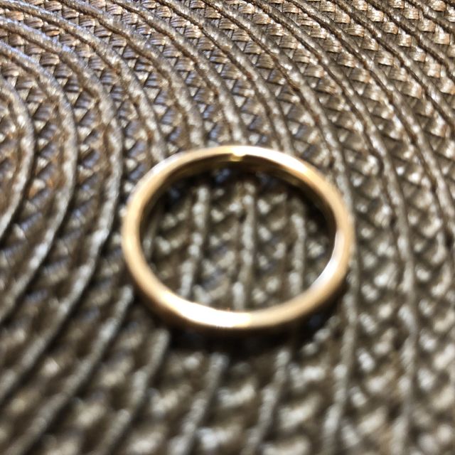 【銀座ダイヤモンドシライシの口コミ】 プラチナでなく金でシンプル。
横に一線入っているところに、ダイヤモンド…