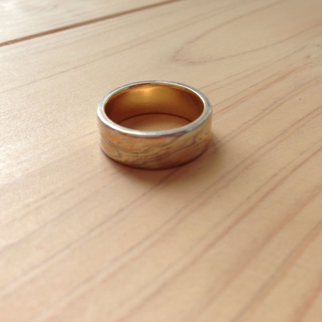 【杢目金屋(もくめがねや)の口コミ】 幅が広めな結婚指輪を探していて、こちらのブランドにめぐり会いました。…