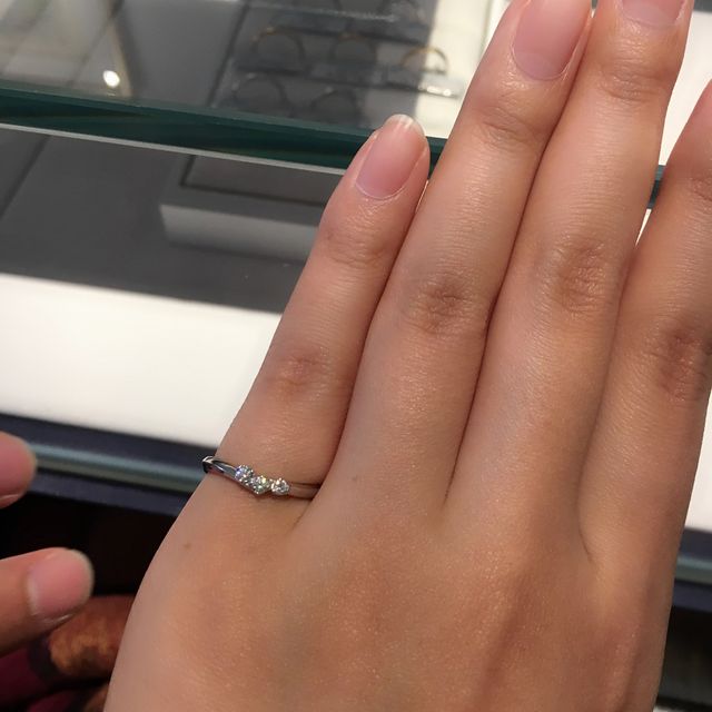 【銀座ダイヤモンドシライシの口コミ】 結婚指輪では大きめのダイヤが3石入っていて、存在感がありキラキラでした…
