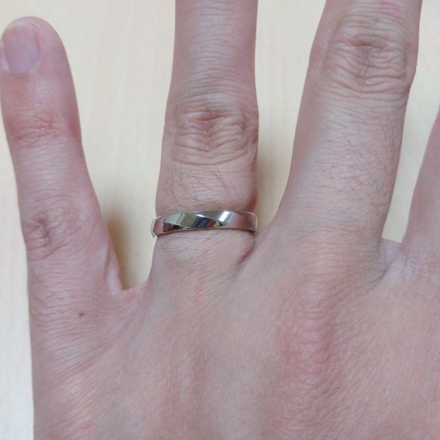 【ラザール ダイヤモンド(LAZARE DIAMOND)の口コミ】 自分の手が大きいため、着けた時のバランスを見たところ、太さも丁度良く…