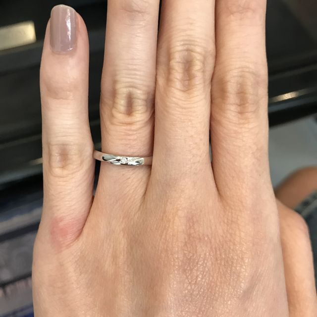 【エクセルコダイヤモンド(EXELCO DIAMOND)の口コミ】 デザインがシンプルでダイヤが入っていて珍しいU字ラインでとても指が綺麗…