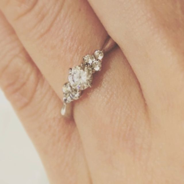 【GALA JEWELRY(ガラジュエリー)の口コミ】 中央の大きなダイヤモンドに加えてサイドにメレダイヤが３石入っているの…