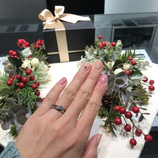 【ラザール ダイヤモンド(LAZARE DIAMOND)の口コミ】 シンプルなものと迷いましたが、やっぱりダイヤが斜めにストライプ状に入…