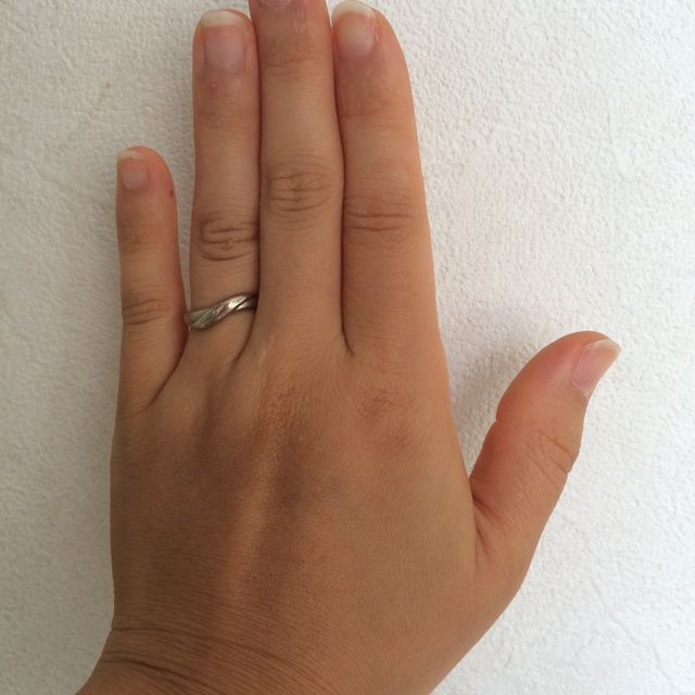 【杢目金屋(もくめがねや)の口コミ】 石も入っておらず、一見とてもシンプルな指輪ですが、2人の指輪を1枚の金…