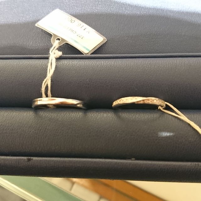 【銀座ダイヤモンドシライシの口コミ】 メレダイヤが沢山ついていてとっても豪華な感じでした。
細身の指輪なので…