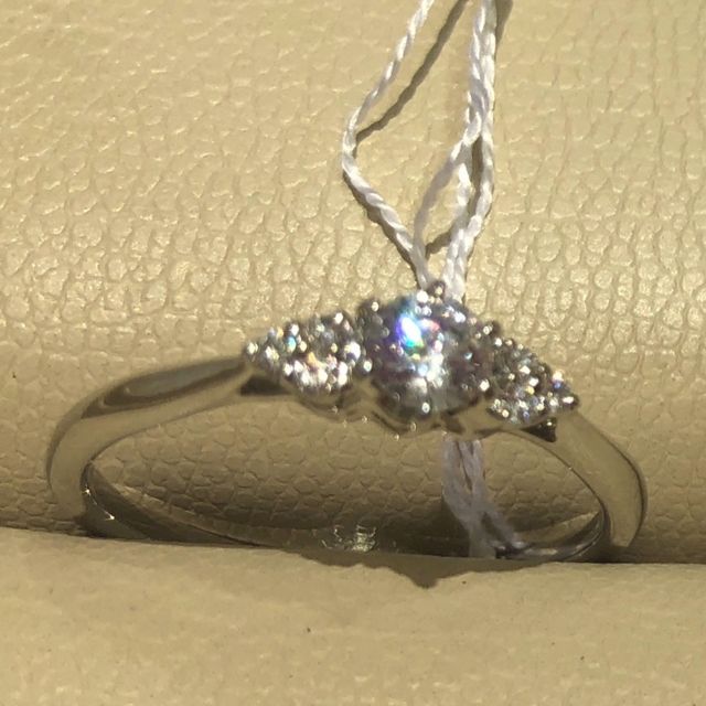 【A・D・A(エー・ディー・エー)の口コミ】 ダイヤモンドが大きめでしっかりとした存在感で華やかさのあるリングです…