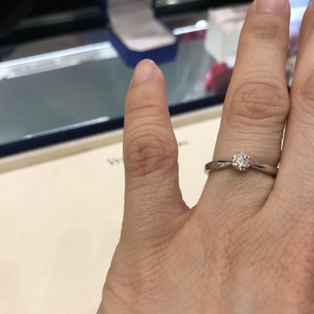 【ヴァンドーム青山(VENDOME AOYAMA)の口コミ】 ストレートのラインで、シンプルなものを探していて、ダイヤも大き過ぎな…